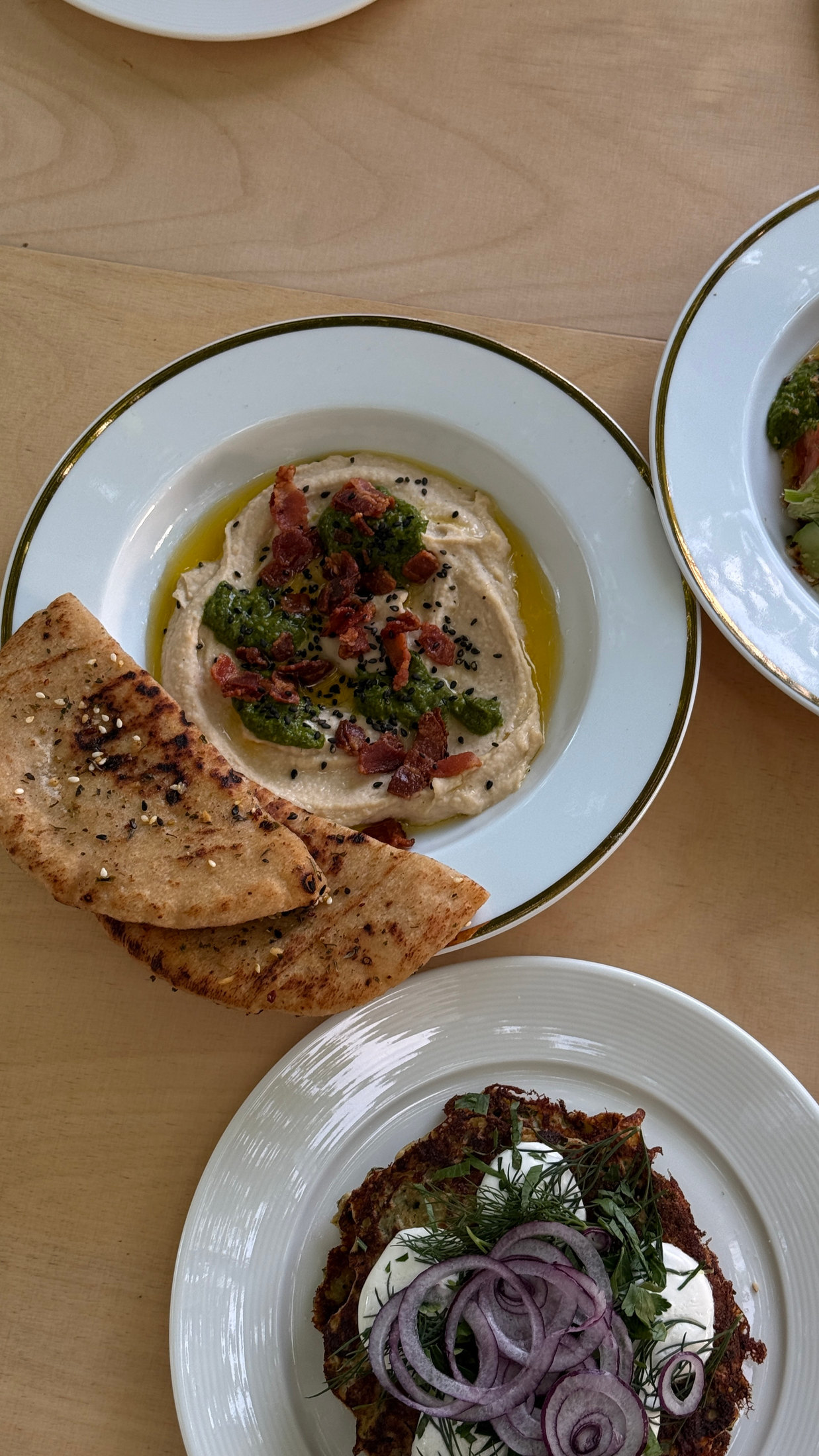 Hummus rohelise ürdikastme, krõbeda lisandi ja grillitud saiaga
