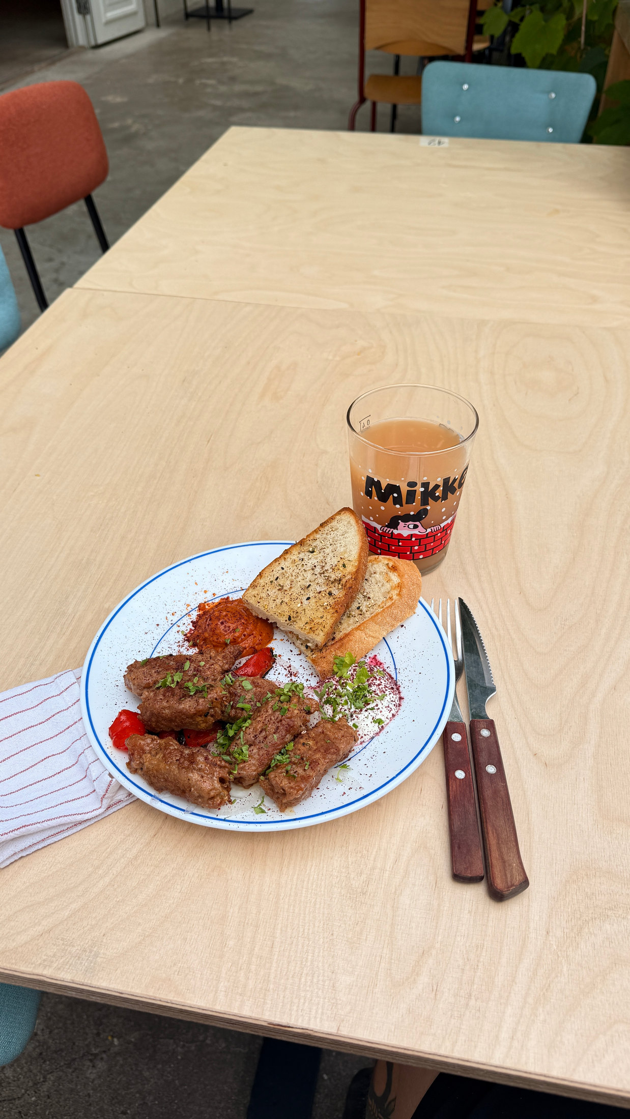 Kofta sooja saia, röstitud paprika ja labneh'ga