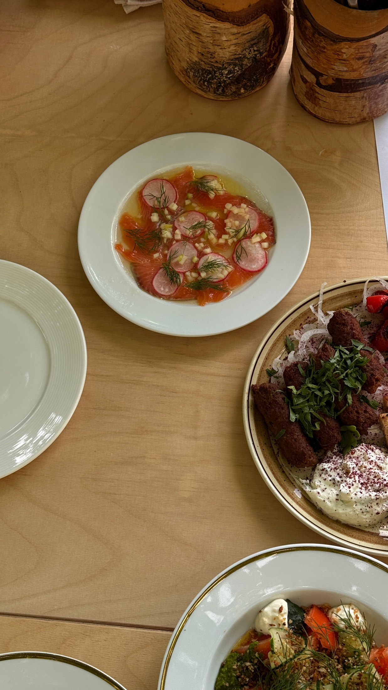 Lõhe redise ja tilliga koos kofta ning värske salatiga