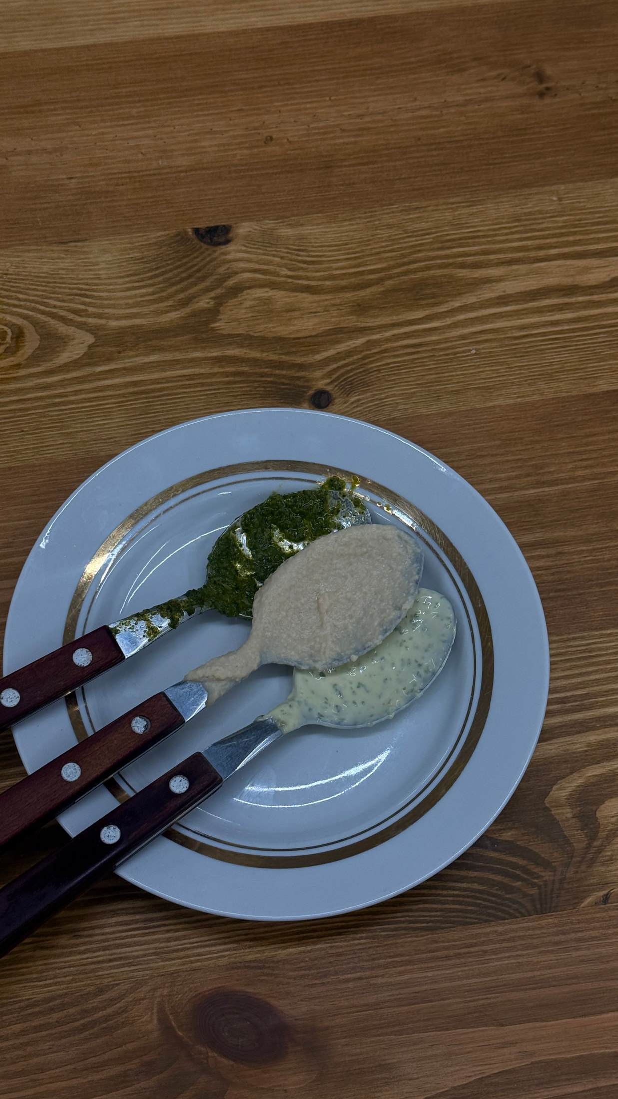 Kolm kastet serveerimisnugadel