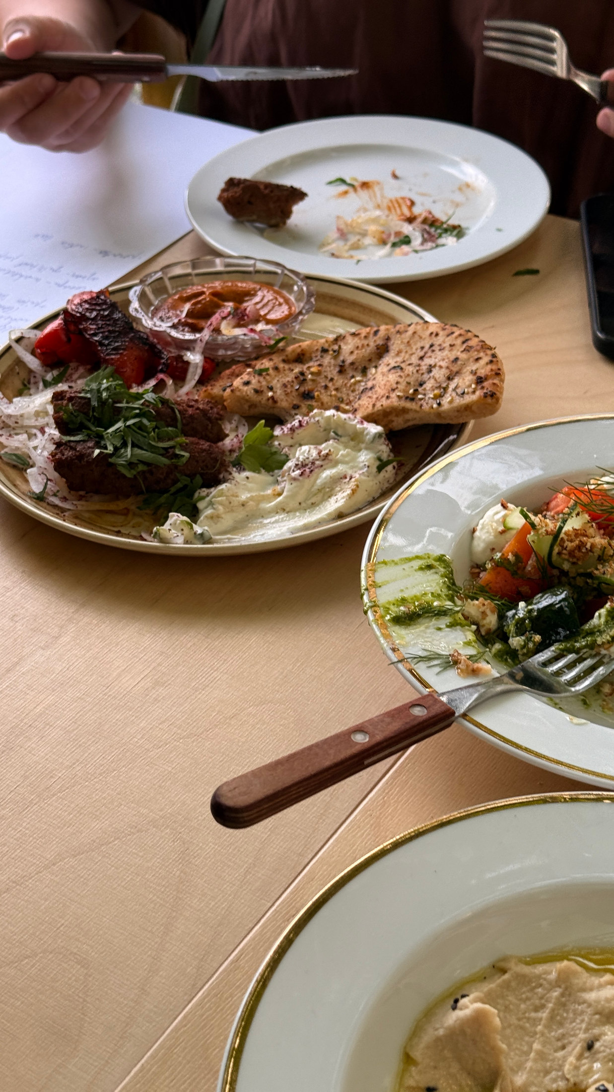 Külalised jagamas koftat, salatit ja sooja leiba